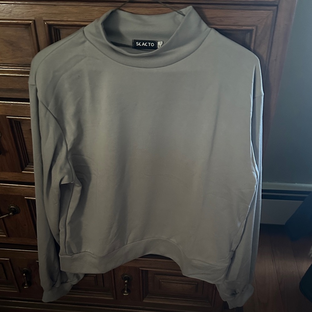 Scacto grey women’s top. Lon sleeve, pull over size Large